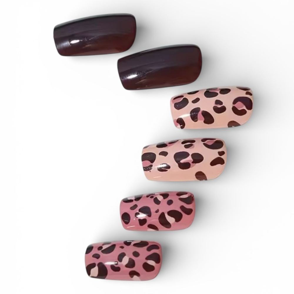 Elegant Leopard Print Press-On Nails.